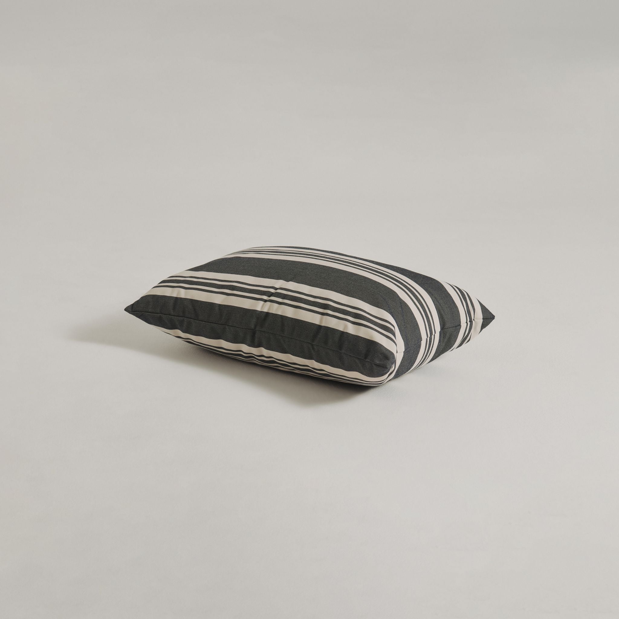 Outdoor Pillow 40x60 - Navy stripe