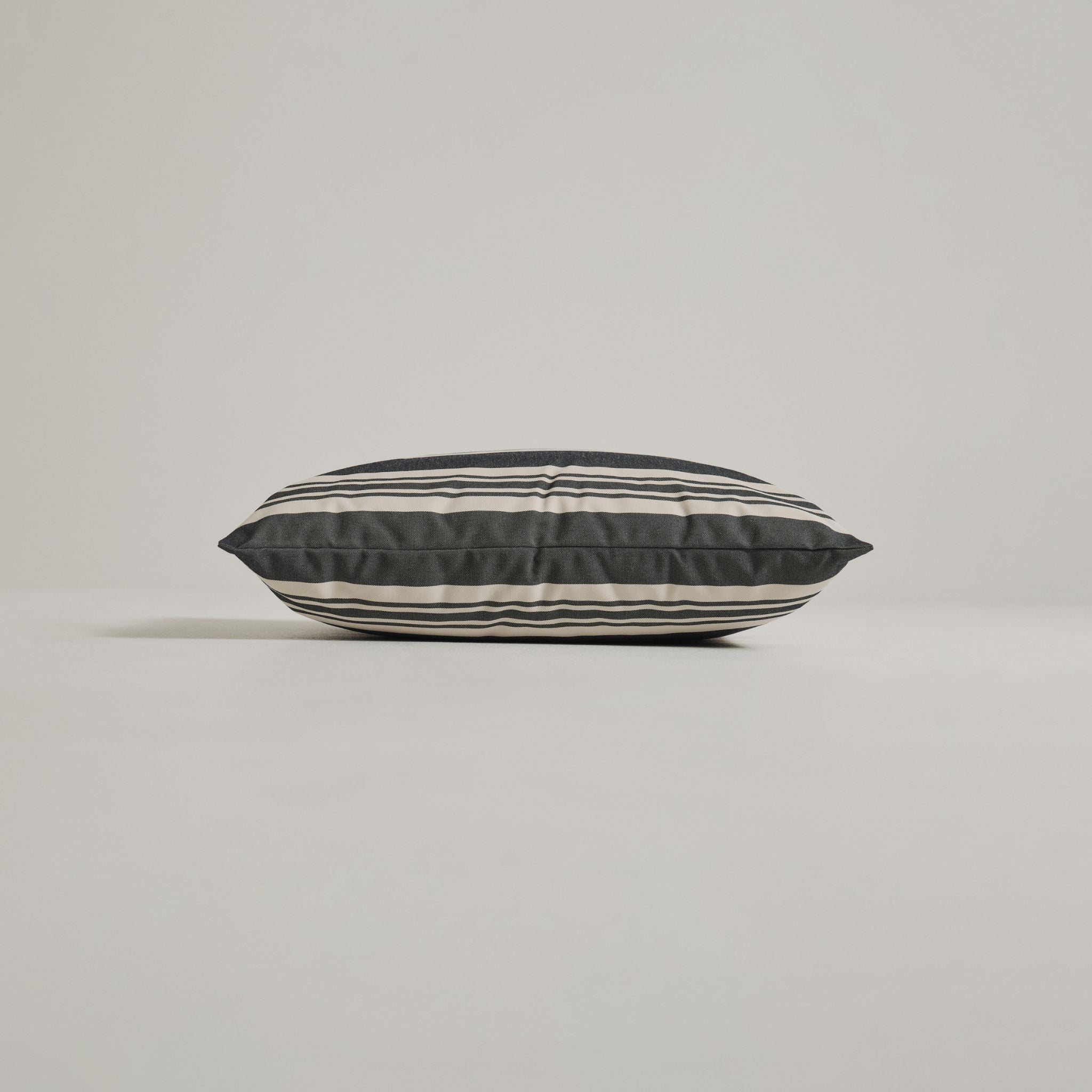 Outdoor Pillow 40x60 - Navy stripe