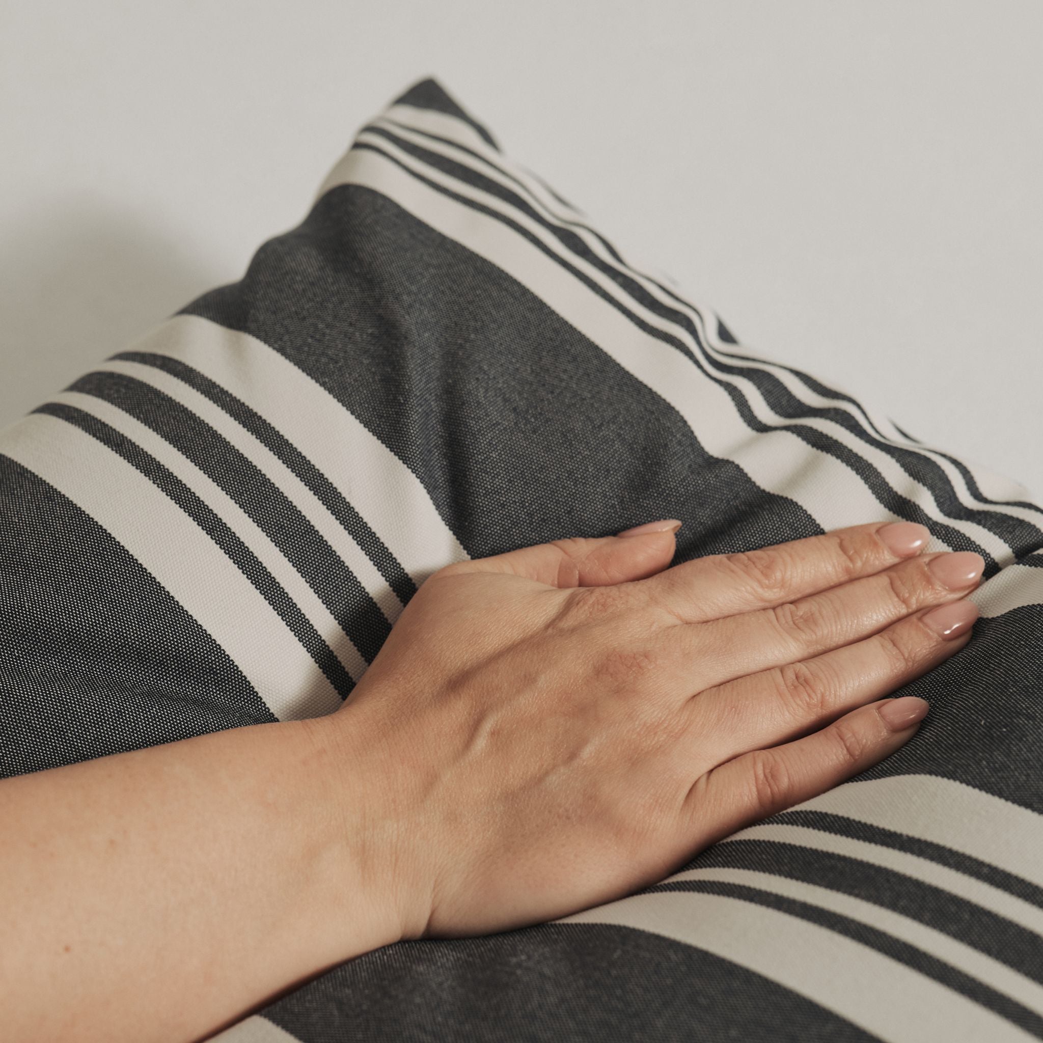 Outdoor Pillow 40x60 - Navy stripe