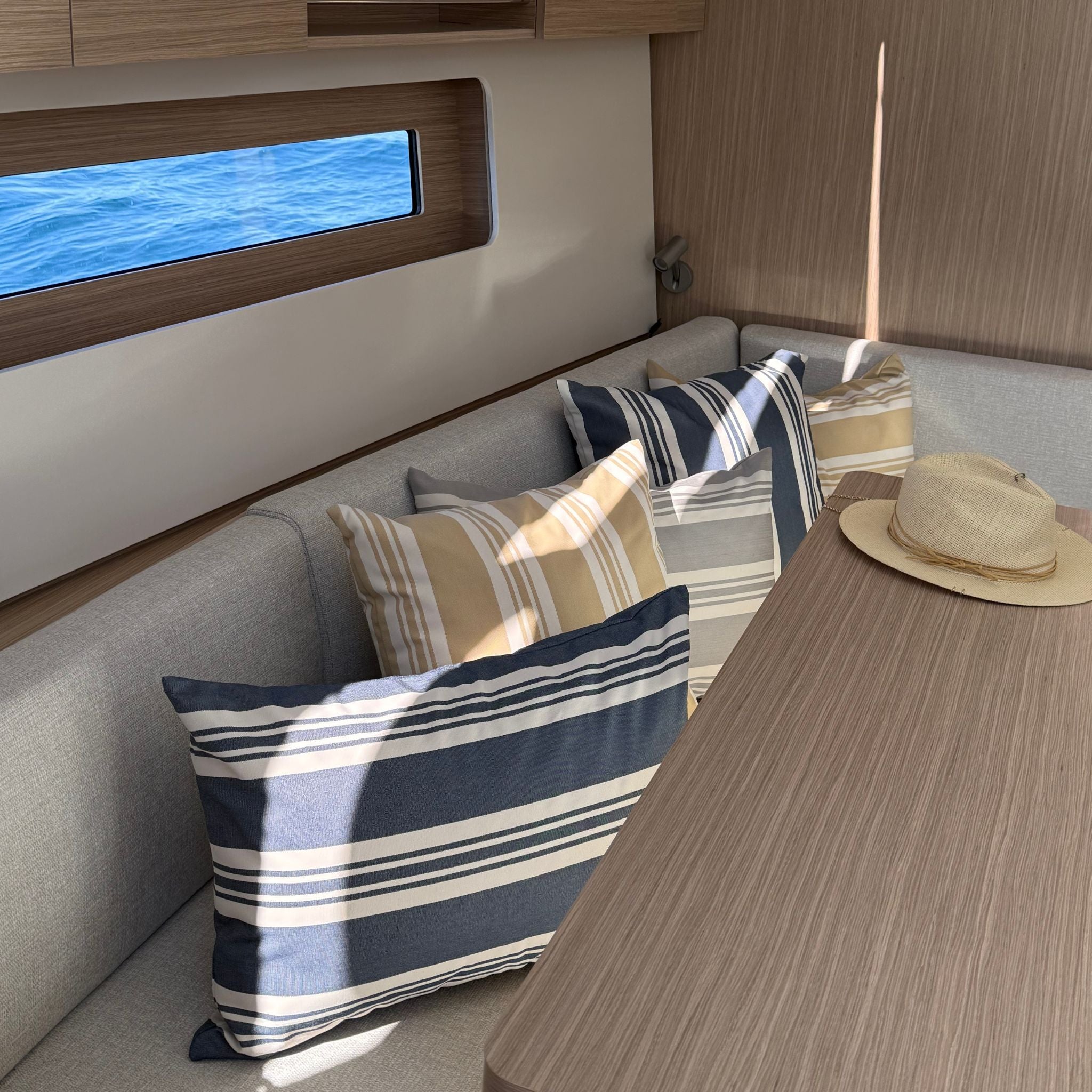 Outdoor Pillow 40x60 - Navy stripe